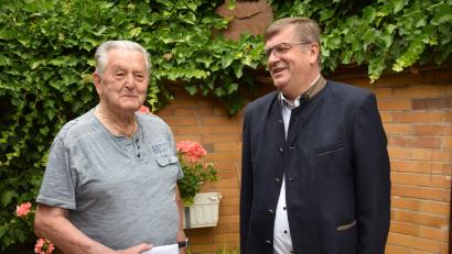 Bild: bö
Seinen 85. Geburtstag feierte in den vergangenen Tagen Herbert Schürrlein (links). Vonseiten der Heimatgemeinde gratulierte Bürgermeister Peter Braun.