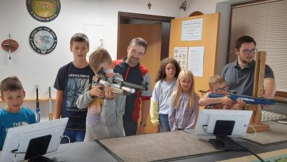 Bild: Gillitzer-Sailer/exb 
Der Schnuppertag der Burgschützen lockt die Kinder an den Schießstand.