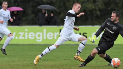Bild: Büttner
Der Manteler Alexander Golling stürmt auf den Schirmitzer Torwart Michael Schön zu, wobei die Chance nichts einbringt. Der VfB Mantel unterlag in Schirmitz klar mit 2:5 und bleibt in der Kreisliga Nord weiter sieglos.