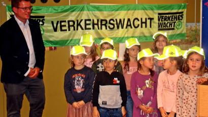 Bild: R. Kreuzer
Die Kinder der Clausnitzerschule erhalten gelbe Caps, die sie schützen sollen. Das freut auch Rektor Johannes Arndt.