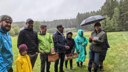Bild: gi
Stefan Hartwig (rechts), Pilzsachverständiger der Deutschen Gesellschaft für Mykologie, zeigt den Teilnehmern, wie die Schwammerln erkennbar sind.