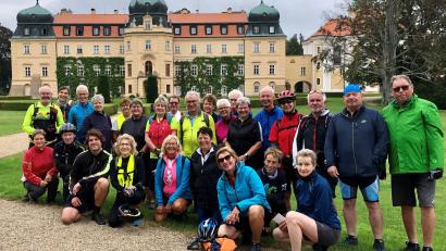 Bild: eib
Die Radlergruppe des CeBB macht vor dem Schloss Lány, der Sommerresidenz des tschechischen Präsidenten, eine kurze Pause.