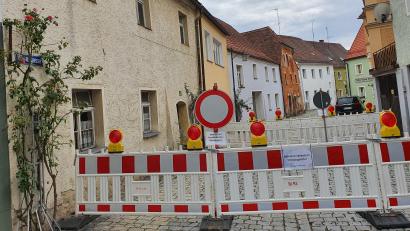 Bild: Hösamer
Das Gebäude an der Rosengasse 1 (erstes Haus links) in Pfreimd ist einsturzgefährdet. Die Straße ist deshalb komplett gesperrt.