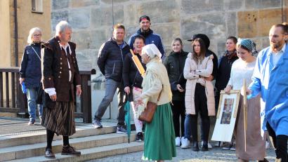 Bild: Dagmar Williamson 
Während des Bildersturms der Calvinisten werden Bestimmer mit dem Nudelholz bedroht. Wer kommt schon gegen die Stadtälteste an, die sich vor nichts mehr fürchtet?