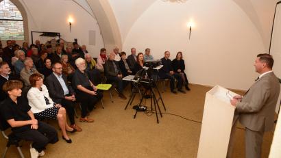 Bild: bey
Bürgermeister Rainer Rewitzer eröffnet im Beisein von stellvertretender Landrätin Margit Kirzinger, dem Waidhauser Bürgermeister Markus Bauriedl, Rupert Hochleitner (vordere Reihe, von links) und vielen weiteren Ehrengästen in der Unterkirche der Stadtpfarrkirche die Ausstellung "Die Welt schaut auf Hagendorf".