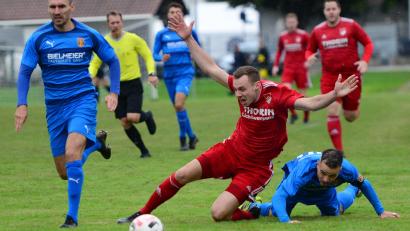 Bild: ham
Maximilian Herzog (Mitte) beklagt in dieser Szene ein Foulspiel der Bad Kötztinger. Viele sahen dabei sogar eine Notbremse und eine mögliche Rote Karte für einen Gästespieler.