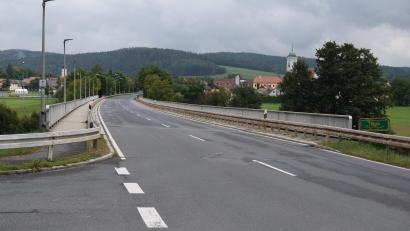 Bild: bnr
Der Landkreis will nächstes Jahr die Naabbrücke bei Iffelsdorf sanieren. Die Beleuchtung fällt in die Zuständigkeit der Stadt Pfreimd.