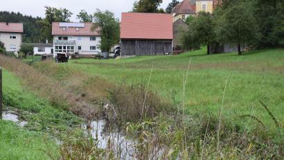 Bild: bö
Die Engstelle des Elsenbaches im alten Dorf von Ebermannsdorf ist der neuralgische Punkt für das Hochwasserkonzept, weil der Bachverlauf dort verrohrt und teilweise überbaut ist.
