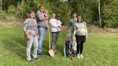 Bild: Daniela Herdegen/exb
Diese zwei jungen Familien freuen sich über den „Babybaum“ des Gartenbauvereins Fuchsberg.