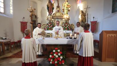 Bild: rha
In das Vaterunser des Kirchenchors Sorghof stimmen auch die Priester gerne ein. (Von links): Pater Robin Xavier, Pfarrer Thomas Helm und Pater Jimmy Joseph.