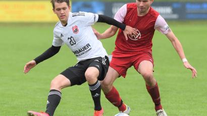 Bild: Büttner, Gerhard
Maximilian Prem (links) vom SC Luhe-Wildenau behauptet den Ball gegen den Vohenstraußer Manuel Albrecht. Spitzenreiter SC Luhe-Wildenau siegte bei der SpVgg Vohenstrauß mit 5:2.