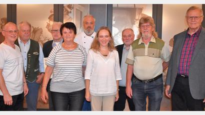 Bild: rgr
Beim MGV 1890 mit gemischtem Chor gibt es einen neuen Vorstand: (von rechts) Rudolf Haupt, Michael Schultes, Gerhard Mark, Chorleiterin Riita Michelson, Brigitta Bernklau (Vierte von links) und Johann Mehrl (Zweiter von links). Der Dank von Gerhard Huber (links) von der Sängergruppe Weiden gilt zudem den langjährigen Mitgliedern Adolf Flor und Helmut Dostler (Dritter und Fünfter von links).