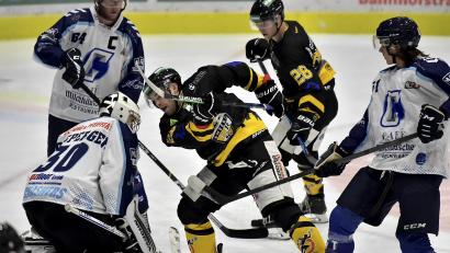 Bild: Hubert Ziegler
Brett Mennear (Mitte) vom ERSC Amberg versucht in dieser Szene, die Scheibe am Chemnitzer Torhüter vorbeizuspielen, beobachtet vom Mannschaftskollegen Shawn Campbell (hinten).