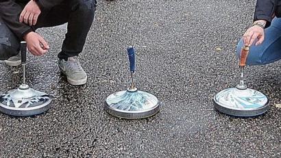 Symbolbild: bsc
Die Stockschützen im Schönseer Land haben vor Jahren ein zinsloses Darlehen von der Stadt erhalten. Laut Rechtsaufsicht ist künftig nur eine Bürgschaft für einen Bankkredit möglich.