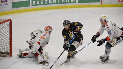 Archivbild: Andreas Brückmann
Brett Mennear (Mitte) bot beim Testspielsieg des ERSC Amberg gegen den EV Pegnitz seine starke Leistung.