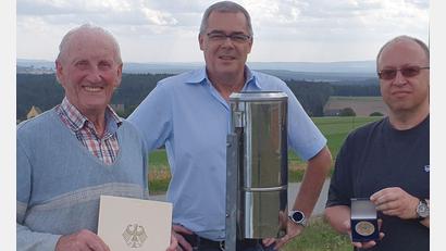 Bild: Andrea Selch/exb
Johann Selch (links) betreut seit 25 Jahren ehrenamtlich die Messstelle des Deutschen Wetterdienstes (DWD) in Mühlberg bei Pressath. Frank Sievers und Detlef Aßmann (von rechts) vom DWD überreichen ihm als Dank dafür die Wetterdienstplakette.
