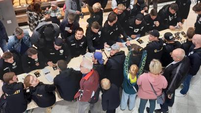 Bild: pa
Eine angenehme Abwechslung zwischen Trainingseinheiten und Testspielen: Bei der Mannschaftsvorstellung des ERSC Amberg signierten die Spieler ihre Autogrammkarten.