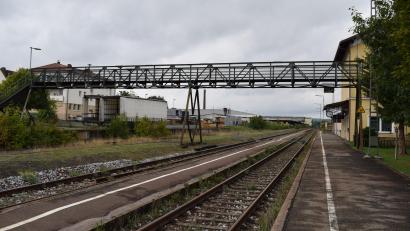Bild: bnr
Im Rahmen der Elektrifizierung der Bahnstrecke muss die bestehende Fußgängerbrücke durch einen Neubau ersetzt werden. Wie dieser jedoch aussehen soll, ist noch völlig offen.