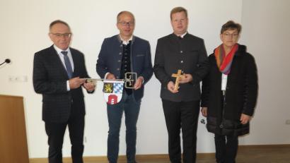Bild: jzk
Architekt Gerhard Schultes (links) übergab Bürgermeister Roman Schäffler den Schlüssel. Prädikantin Gertraud Burkhardt und Stadtpfarrer Thomas Kraus (von rechts) stellten den Neubau unter Gottes Segen.