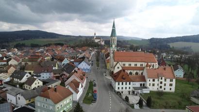 Bild: bey
Die Stadt Pleystein unterstützt die Sanierung erhaltungswürdiger Gebäude und Außenanlagen im "Historischen Ortskern Pleystein" künftig mit einem Zuschuss nach dem "Kommunalen Förderprogramm zur Durchführung von privaten Sanierungsmaßnahmen".