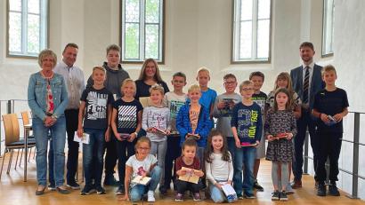 Bild: Marko Pammer/exb
Die Gewinner des Malwettbewerbs der Stadt Nabburg erhielten Preise.