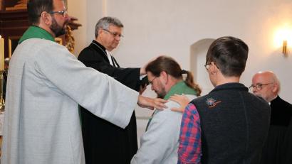 Bild: gru
Von links: Diakon Saborowski, Dekan Karlhermann Schötz, Diakon Bernd Deyer, und die beiden Assistenten Marlen Aures und Pfarrer Matthias Ahnert