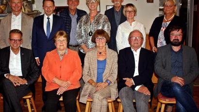 Bild: R. Kreuzer
Neu gewählt wurde die Vorstandschaft des Fördervereins für Schwerkrankte mit vorne sitzend von links:Alexander Brittinger, Gabriele Hagemann, Waltraud Koller-Girke, Bernhard Steghöfer, Robert Weiß, dahinter die Beiräte.