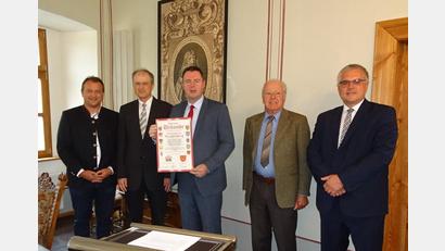 Bild: hm
Der Bürgermeister des Marktes Kipfenberg, Christian Wagner (Mitte), unterzeichnete bei der Jahrestagung der Ortsfreundschaft Leuchtenberg die Beitrittserklärung.