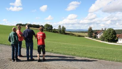 Bild: bjp
Bei einem Ortstermin besuchten Mitglieder des Bauausschusses auch die Senke am Feilersdorfer Ortsrand, in der sich Wasser und Schlamm des Unwetters vom 27. August gesammelt hatten.