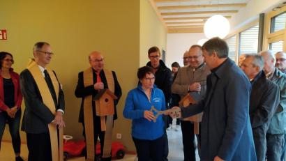 Bild: rfi
Pfarrer Martin Neumaier, Pfarrer Wilhelm Bauer, Kinderhausleiterin Manuela Hinkel, Landschaftsarchitekt Korbinian Schönberger, Bürgermeister Ludwig Gürtler, Architekt Christian Schönberger und Kirchenpfleger Hans Maier (von links) bei der symbolischen Schlüsselübergabe.