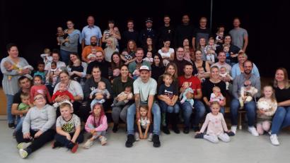 Bild: e
22 junge Bürger der Gemeinde Kümmersbruck mit Eltern, Geschwistern und Bürgermeister Roland Strehl beim Neugeborenen-Empfang in der Mehrzweckhalle.