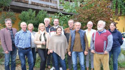 Bild: dob
Die ehemaligen Abteilungsleiter der Judoabteilung sind fast vollzählig zum Gründungsjubiläum gekommen. Bezirksvorsitzender Jörg Pfeil (links) und Stadträtin Martha Bauer (Dritte von links) gratulieren zum Jubiläum. TV-Vorsitzender Klaus Nigg (Fünfter von rechts) nennt die Judoabteilung eine "tragende Säule" im TV-Gebilde.