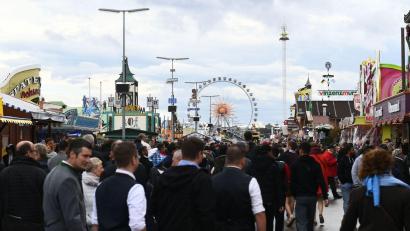 Bild: Felix Hörhager/dpa/Archivbild
Das Riesenrad dreht sich auf der Theresienwiese auf dem Münchner Oktoberfest.