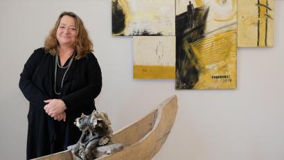 Bild: do
Unbegrenzt scheint das Experimentierfeld von Carla Schmidhuber. Mit 37 Plastiken und Bildern begibt sich die Künstlerin in Speinshart auf eine Zeitreise der Verwandlungen.