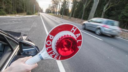 Symbolbild: Armin Weigel/dpa
Die Polizei konnte die Diebe über ihr Autokennzeichen ausfindig machen und stoppen. Das Pärchen soll Waren in einem Weidener Verbrauchermerkt gestohlen haben.