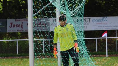Bild: Dieter Jäschke
Der Wiesauer Keeper Flavio de Sousa Batista holt nach dem zwischenzeitlichen 0:5 den Ball aus dem Netz. Die SpVgg Wiesau kassierte gegen den TSV Waldershof eine hohe Heimniederlage.
