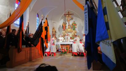 Bild: rha
Eingerahmt von 14 Bannern feiern Hauptzelebrant Pfarrer Josef Irlbacher (Mitte) und seine Mitbrüder die Eucharistie in der Bergkirche.