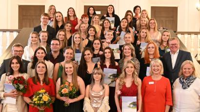 Bild: gf
Die erfolgreichen Absolventen der Berufsfachschule für Krankenpflege. Vorne (von links) die Prüfungsbesten Katharina Kirsch, Linda Schwab und Vanessa Kost, dahinter Klinikumsvorstand Manfred Wendl. Vorne (von rechts) Pflegedirektorin Kerstin Wittmann, die stellvertretende Leiterin der Berufsfachschule, Gabriele Fritz-Blendinger, dahinter Oberbürgermeister Michael Cerny.