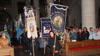 Bild: ads
Eindrucksvoll war der Einzug der rund 30 Fahnenabordnungen der Ortsvereine der Frauen- und Müttervereine aus der ganzen Diözese in die voll besetzte Basilika St. Martin zur Festmesse als Auftakt der diesjährigen Frauenwallfahrt.