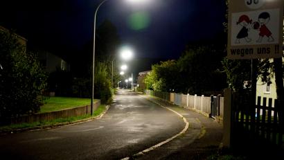 Bild: bkr
Hell erleuchten 209 noch nicht auf Sparkurs gebrachte Straßenlaternen, wie hier die SOS-Kinderdorf-Straße, die Verkehrswege und Plätze. Durch energiesparende Lampen sollen sie ersetzt werden. Es könnte dunkel werden, befürchtet Gemeinderat Bernhard Söllner und regte an, zwei Leuchtkörper zum Vergleich zu installieren oder eine bereits umgerüstete Kommune zu besuchen.