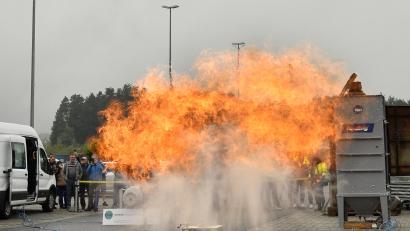 Bild: Petra Hartl
Die Teilnehmer eines Seminars für Brand- und Explosionsschutz der Herding-Akademie erlebten etliche Explosionen zu Demonstrationszwecken.