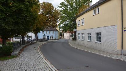 Bild: jr
Auf der Hauptstraße im Konnersreuther Ortskern – wie hier im Bild im Bereich beim Therese-Neumann-Platz – gilt künftig Tempo 30. Start- bzw. Endpunkt sind die Einmündungen in die Friedhofstraße und den Pointweg.