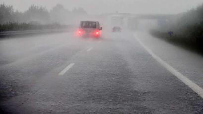 Symbolbild: Jan Woitas / dpa
Bei Starkregen gerieten am Montag zwei Autofahrer auf der A 6 bei Leuchtenberg ins Schleudern.
