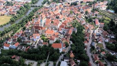 Luftbild: Alois Köppl
„Oberstadt“ und „Unterstadt“ sind die beiden förmlich festgelegten Sanierungsgebiete in Nabburg. Dort können Zuschüsse für Umbauten fließen.
