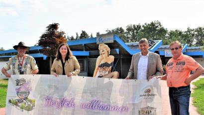 Bild: rgr
Bobby Gebhardt (von links), Kulturmanagerin Birgit Plößner, Bürgermeister Edgar Knobloch und Ernst Brock haben die Stilikone Marilyn Monroe in die Mitte genommen. Schließlich gibt es beim Streetfood Festival einen Burger, der nach ihr benannt wurde.