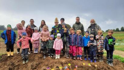 Bild: soj
Die Kinder waren mit Begeisterung beim Kartoffelfeuer dabei. Mit dabei waren unter anderem (hinten, von rechts) FGV-Vorsitzender Martin Exner, Bürgermeister Wolfgang Söllner und Irene Pöllath von der Dorfgemeinschaft Hermannsreuth. Mit im Bild der neue "Kartoffelkönig" mit Krone Jeremias Küspert.