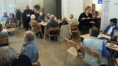 Bild: ld
Einen gemütlichen Nachmittag verbrachten die Brander Senioren im "Schwebenden Schlachthaus". Bürgermeister Bernhard Schindler (hinten) informierte über Projekte in der Gemeinde.