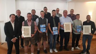 Bild: Bauinnung/exb
Die Prüfungsbesten der Fliesenleger und Firmenvertretern der besten Ausbildungsbetrieben bei der Ehrung. Ausgezeichnet wurden auch Fabian Strohmeier (vorne, Vierter von rechts) und Firmenchef Alois Gradl (vorne, Dritter von rechts).