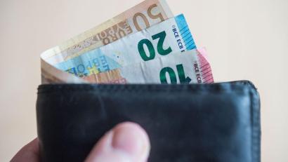 Bild: picture alliance / Lino Mirgeler/dpa
Eine Einmalzahlung vom Staat soll helfen, die hohen Energiekosten aufzufangen. Doch längst nicht alle bekommen die volle Summe - oder überhaupt was ab.