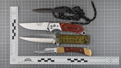 Bild: Bundespolizei
Bundespolizisten stellten bei einem 46 Jahre alten Slowaken in Furth im Wald diese vier Messer sicher.